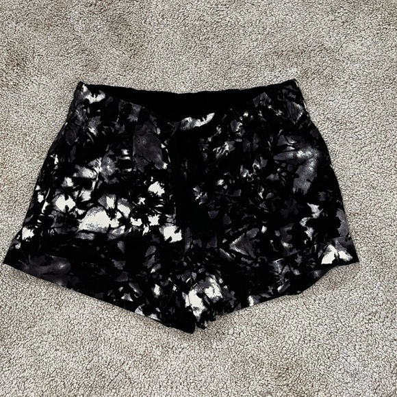 LULULEMON SPRING BREAK AWAY 3” SHORT WHITE & BLACK SIZE 6 WAIST 13.5” EUC - Picture 7 of 8